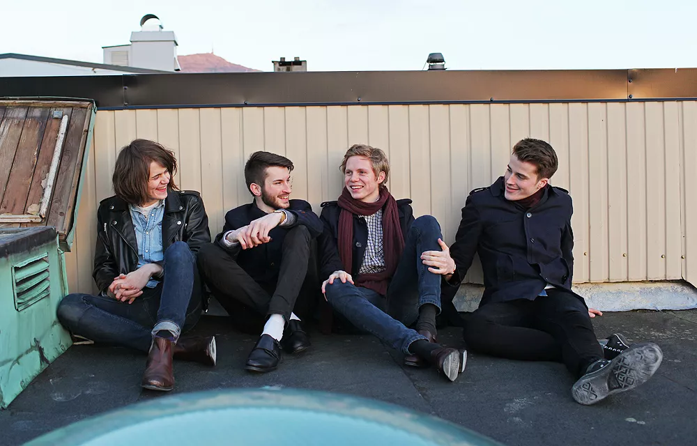 Singelpremiere:  Party At The Pharmacy - Violet Coloured Sunset