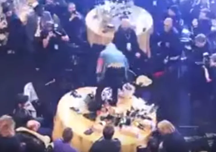 VIDEO: Här krossar stjärnan Coldplays bord