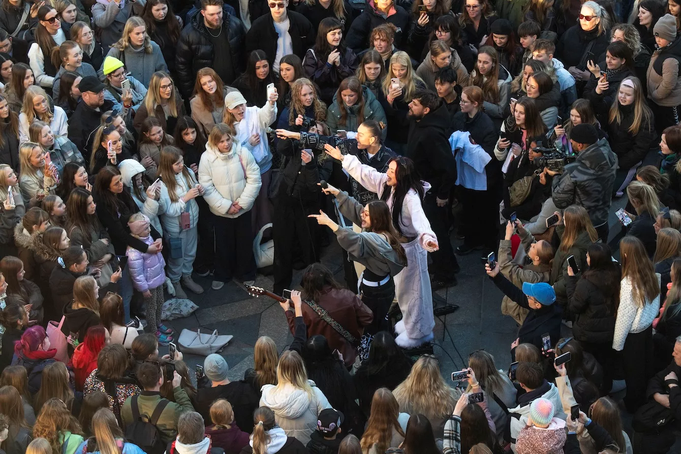 Sofie1998, Svea S og Berg gav sangen "Slår op" sin livedebut på Strøget i København.