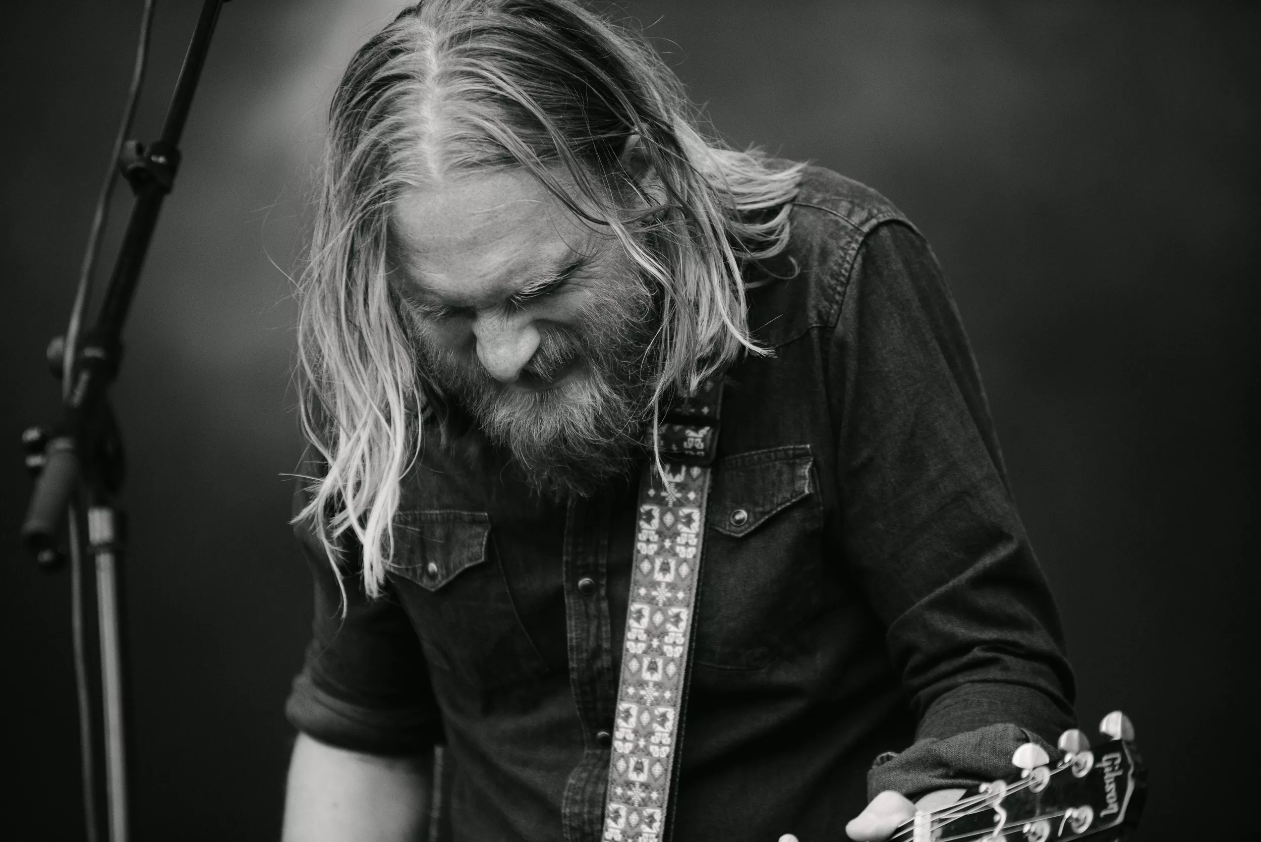 Alvorlig og sårbar rock fra Erlend Ropstad