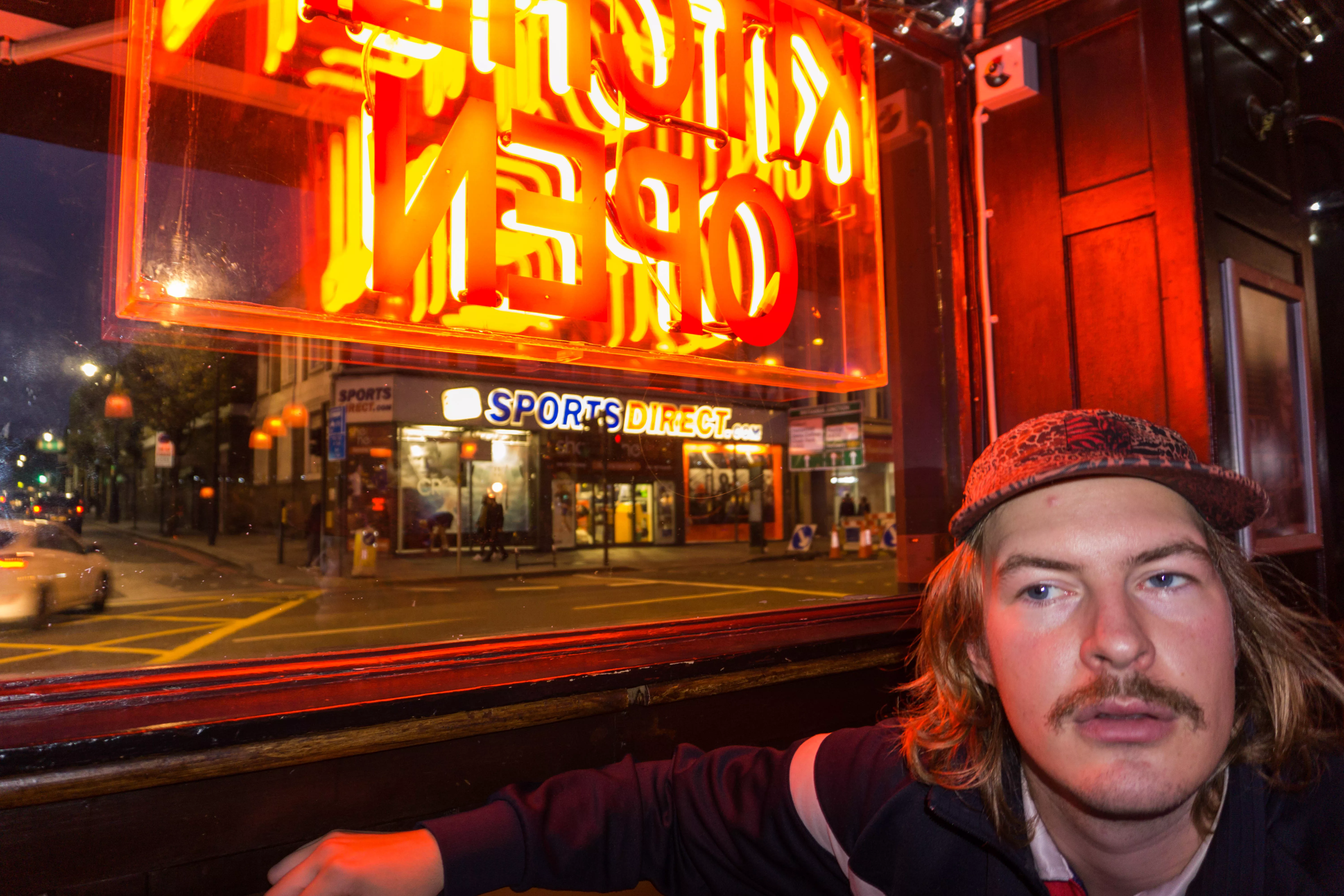 PREMIÄR: Indiefavoriterna tillbaka med en vacker pianolunk i förorten