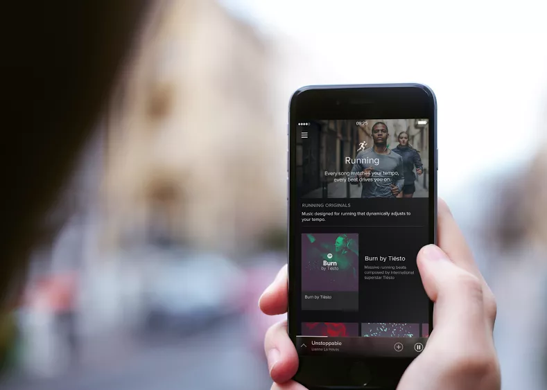 Bag de populære playlister: Giganternes kamp om lytterne