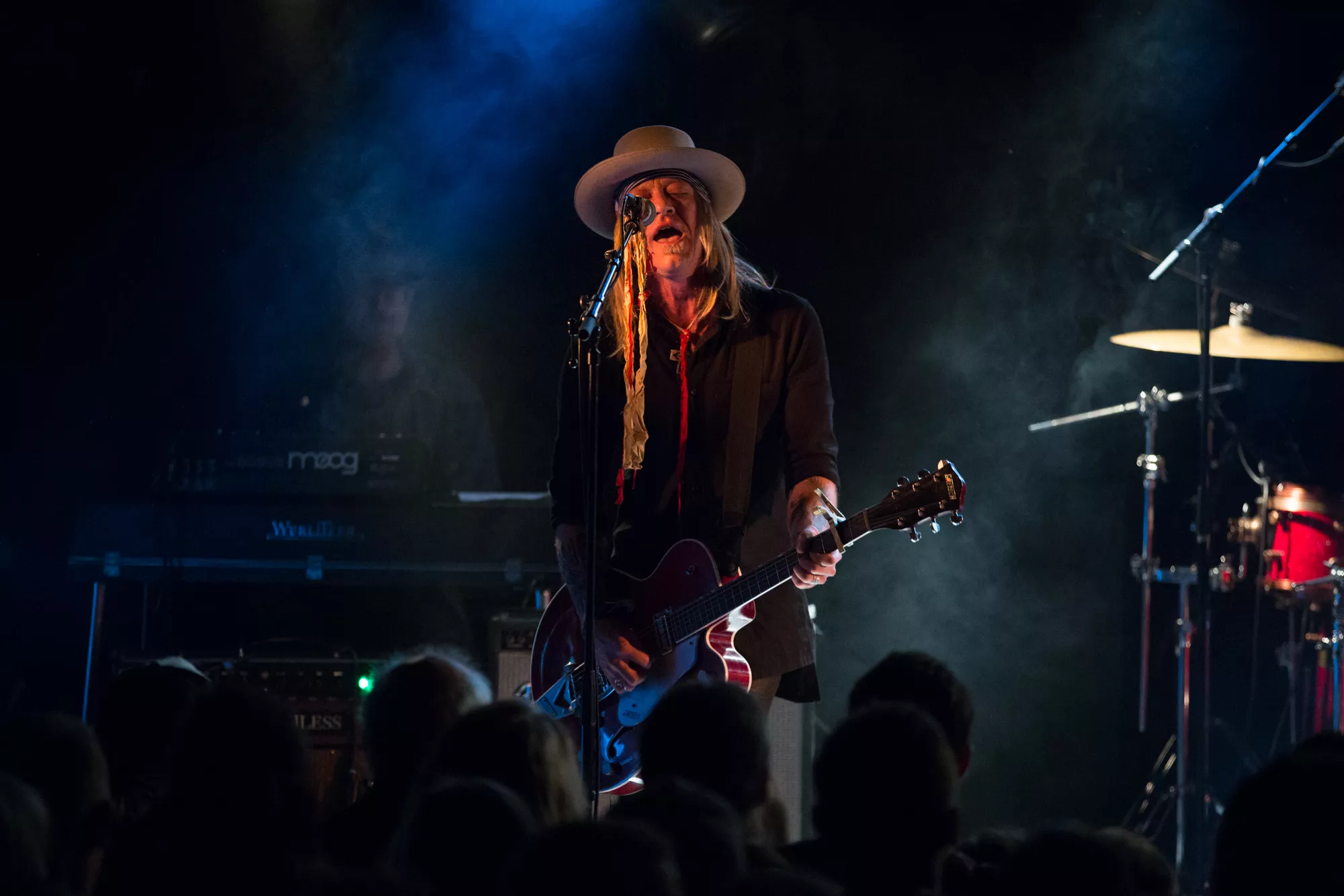 Häxdoktorn frammanar andar på scenen