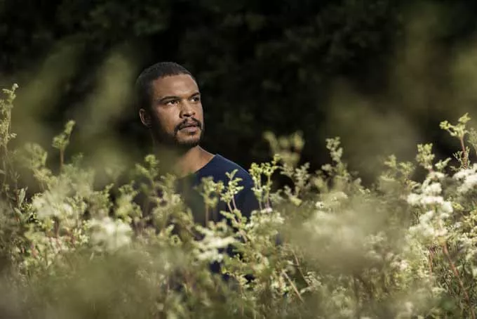 Shaka Loveless – Ud i universet med benene på jorden