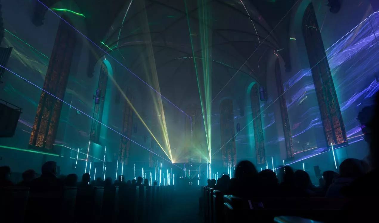 Den Sorte Skole tager på audiovisuel kirketurné