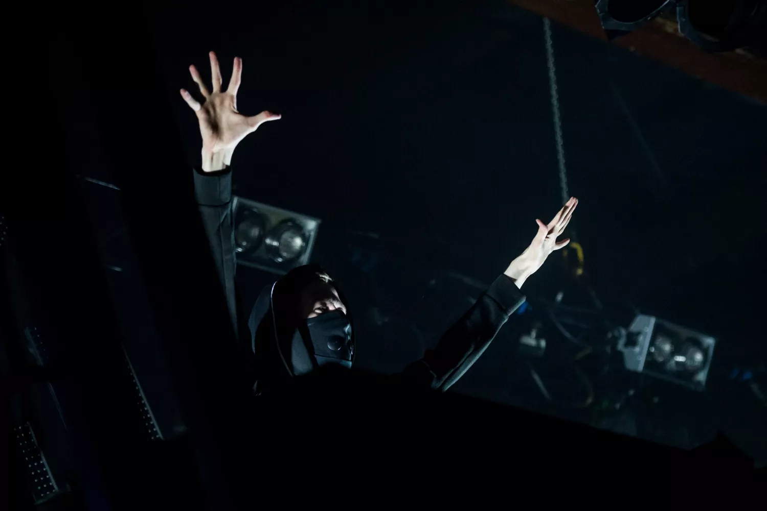 Alan Walker satte sig imellem to stole