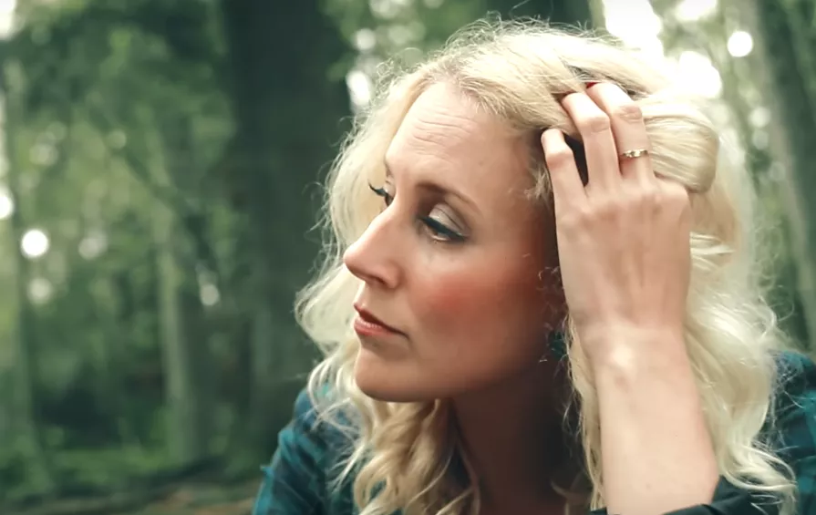 VIDEOPREMIÄR: Frida Andersson – En Idiot