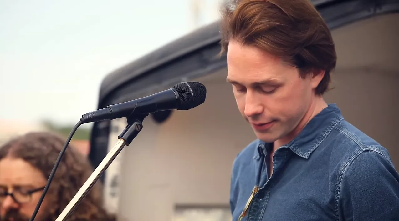 Hør hjertegribende smuk akustisk version af Mews Satellites