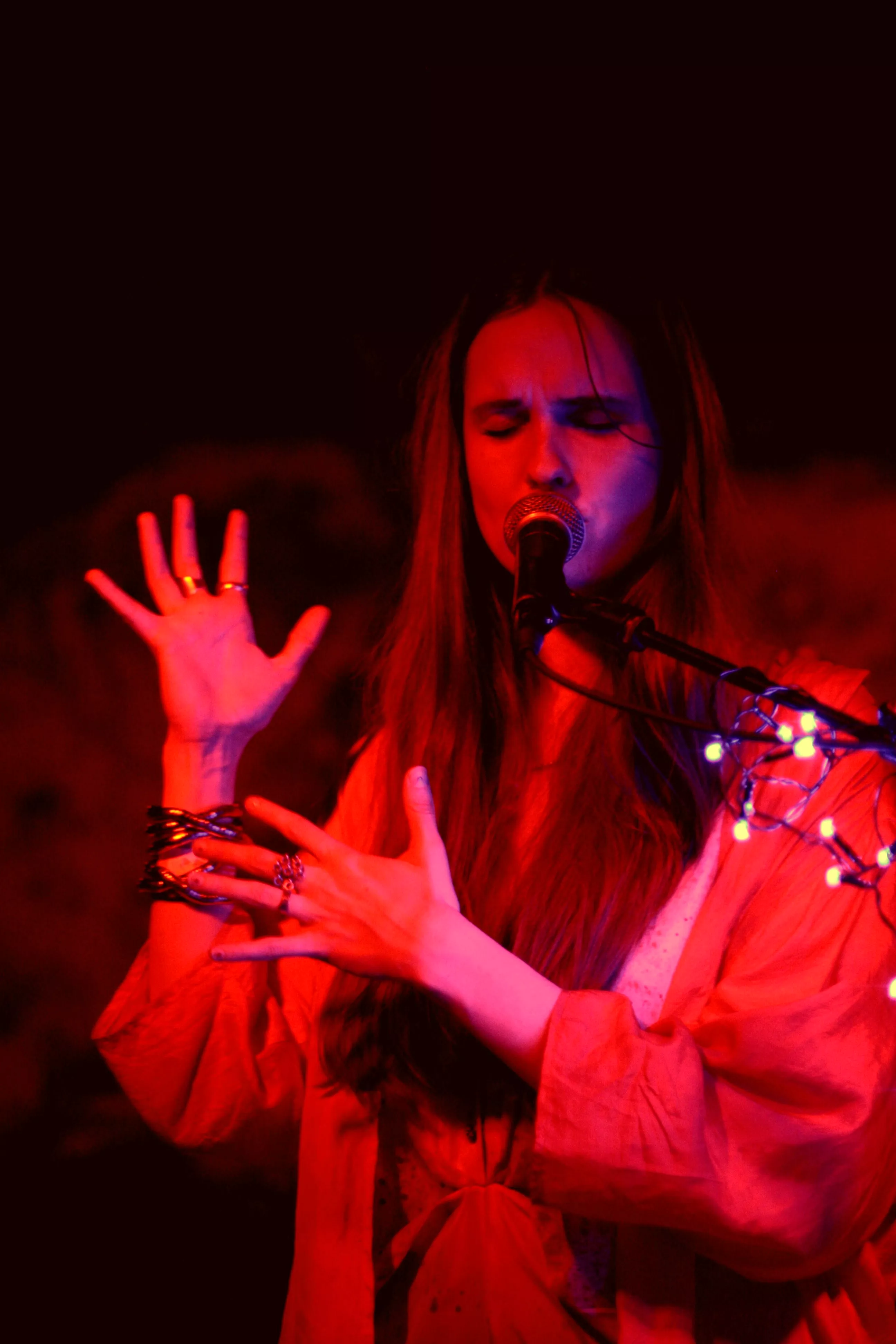 LUCKA 12: ''Fred på jorden är slut hos leverantören ...''