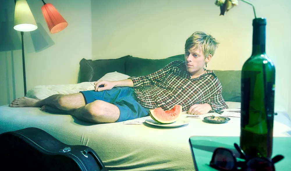 Twins Twins-forsanger udgiver digtsamling