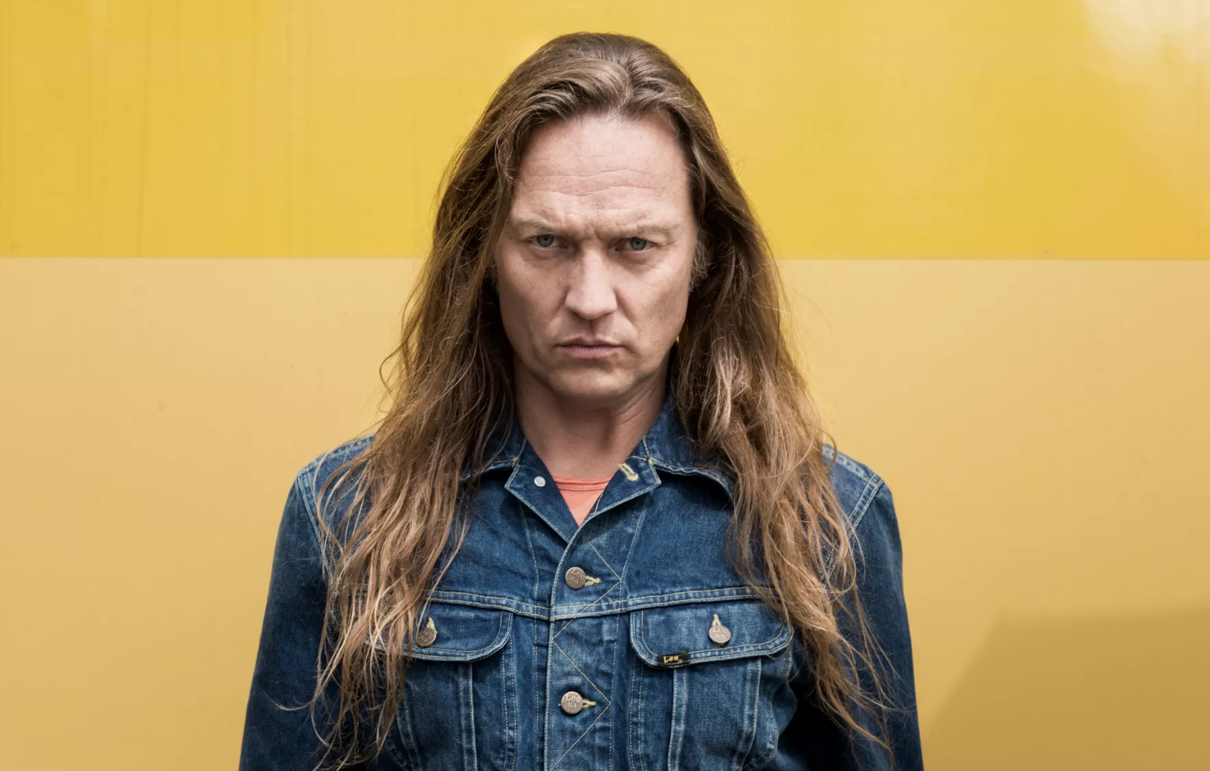 Dugfrisk Binzer-single rammer livescenen med nyt orkester