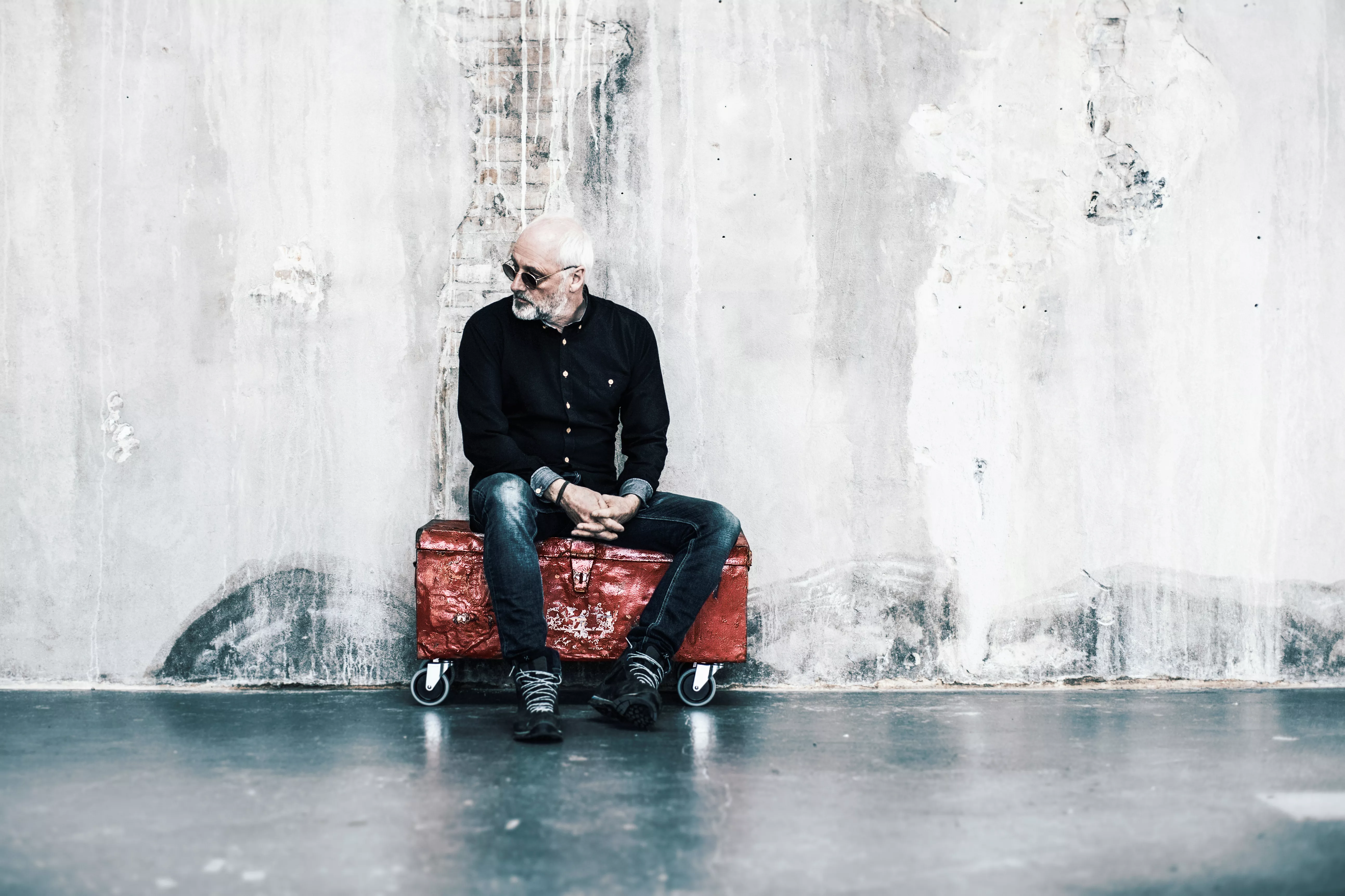 Trubaduren langer ud efter de fleste