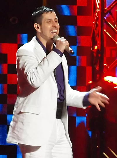 Dogge sadlar om till präst