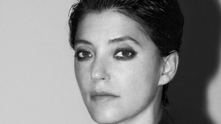 ANMELDELSE: Et mørkt og dragende album  