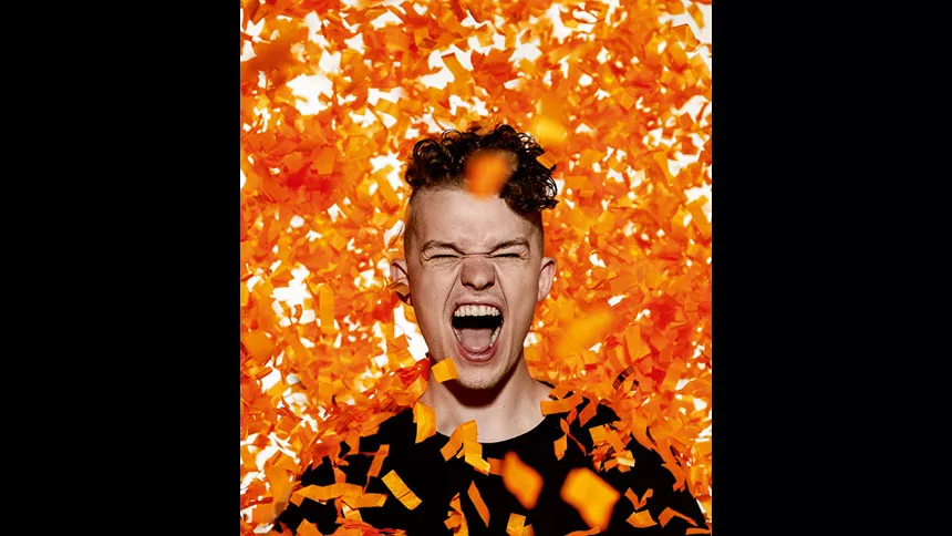 Bag om forsiden på GAFFA juli: – Vi gik all in på orange konfetti