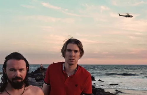 ANMELDELSE: Velmenende kvindehyldest druknet i røvballe