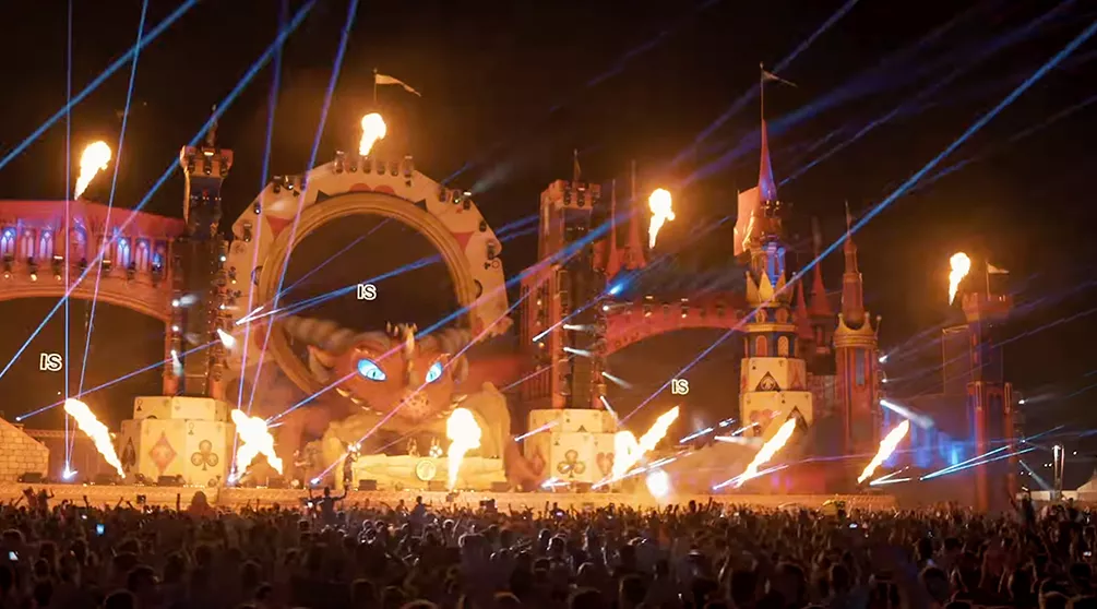 Vilde vejrforhold: En død og 17 sårede efter at scene kollapsede