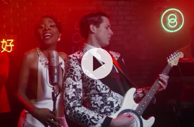 Mark Ronson bevæger sig i kriminelle løbebaner i ny musikvideo