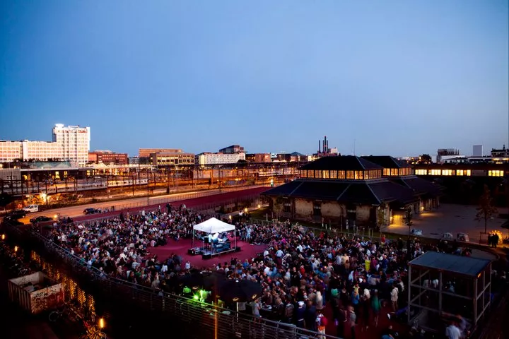 Mike Sheridan giver gratis tagkoncert i jazzede omgivelser