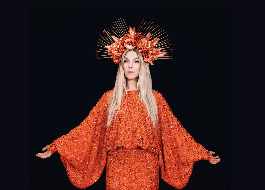 Se Louise Lemón live här ikväll!