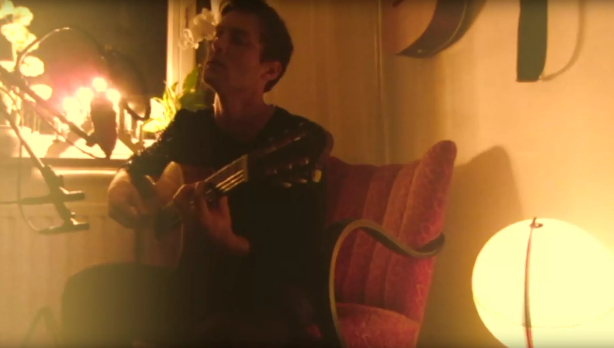 LUCKA 10: Patrik Jakubowski julhälsar med en liveinspelad "Come What May"