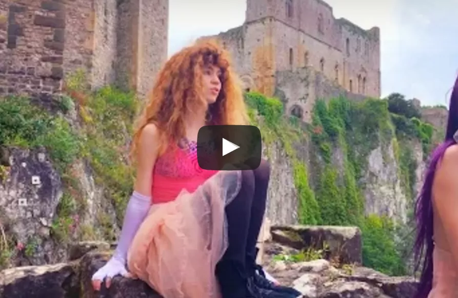 Grimes har släppt 7 (!) nya videor – se alla här
