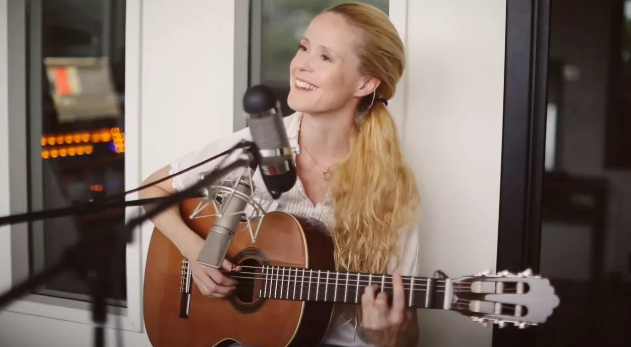 Hør: Tina Dickow spiller Saybia