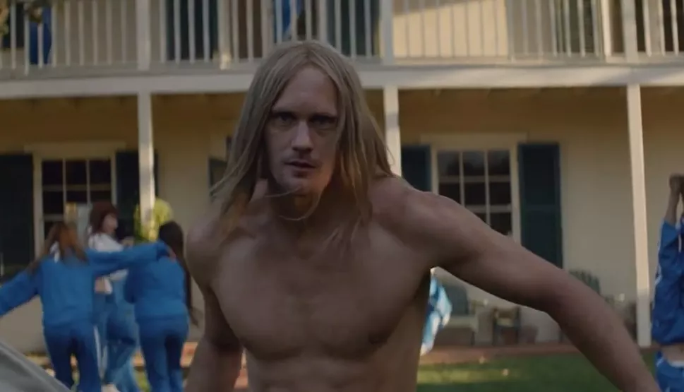 Se Alexander Skarsgård som sektledare