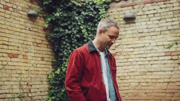 VIDEO: Rasmus Walter hylder det uvisse på første dansksprogede single i tre år