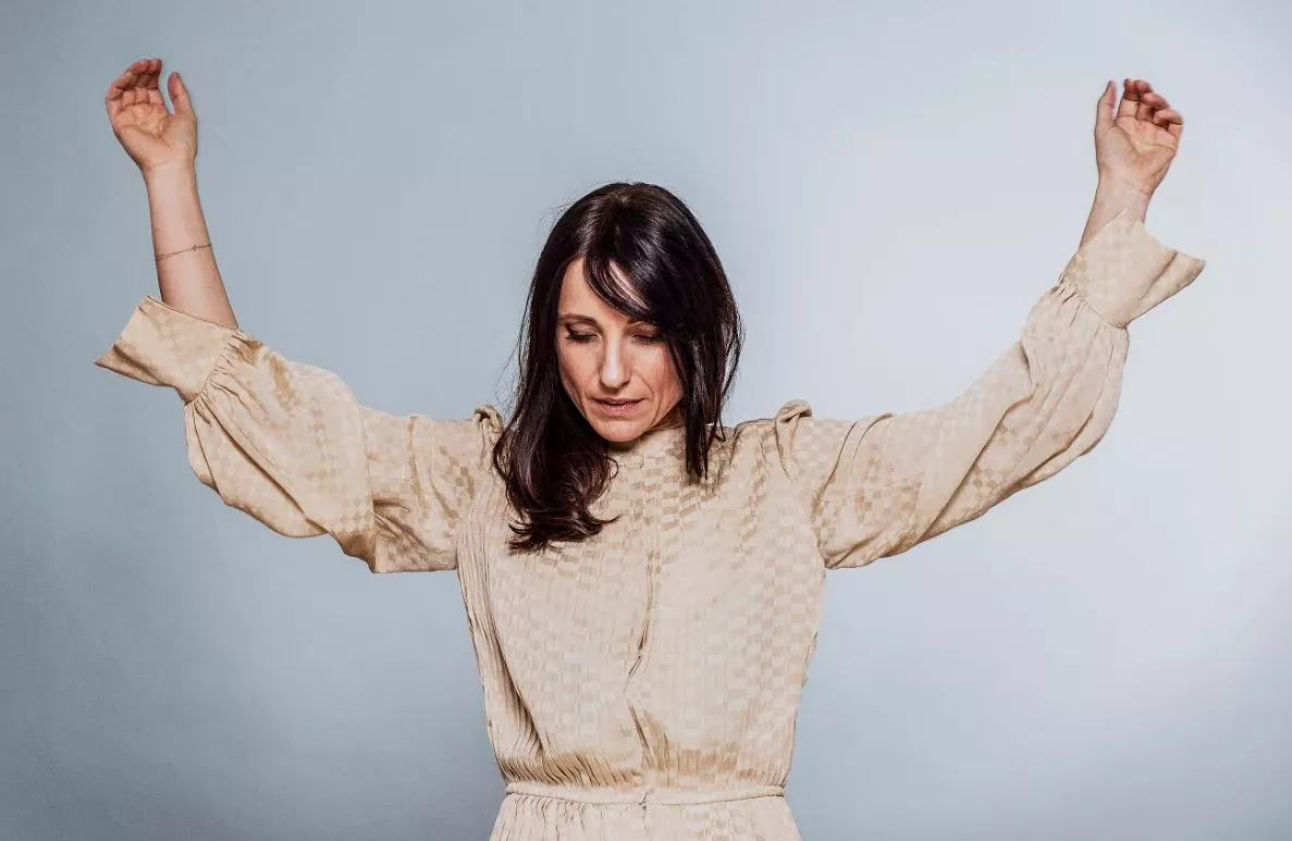 Kristina Holgersen hylder barndomsveninden i smuk sang og video