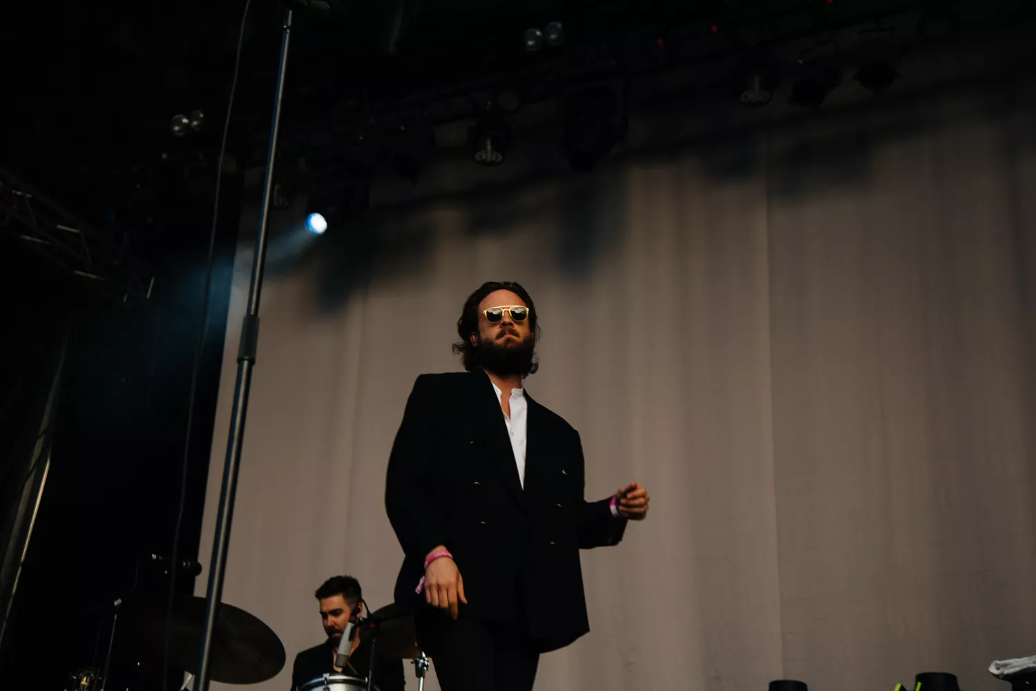 Natten Josh Tillman kom til plenen vår