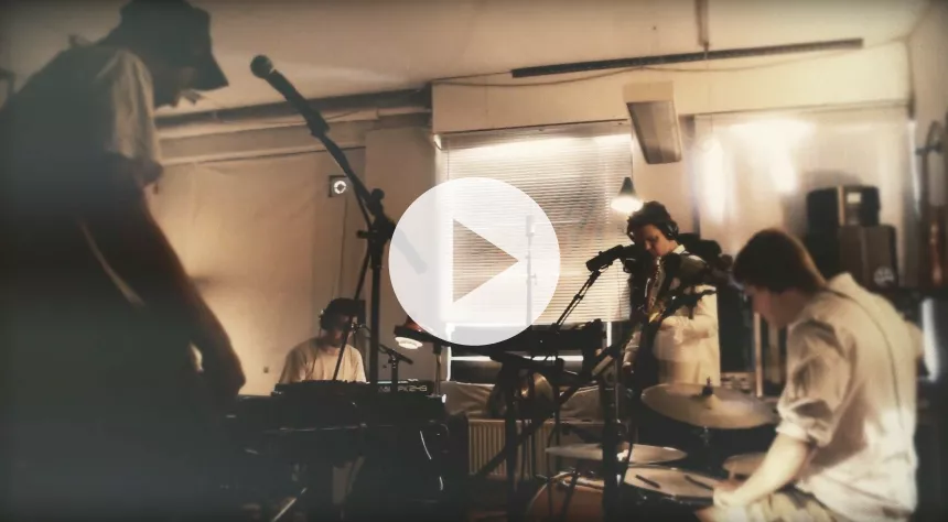 Vinylaktuelle Vores Allesammens er klar med intens livevideo til singlen "For Ung"