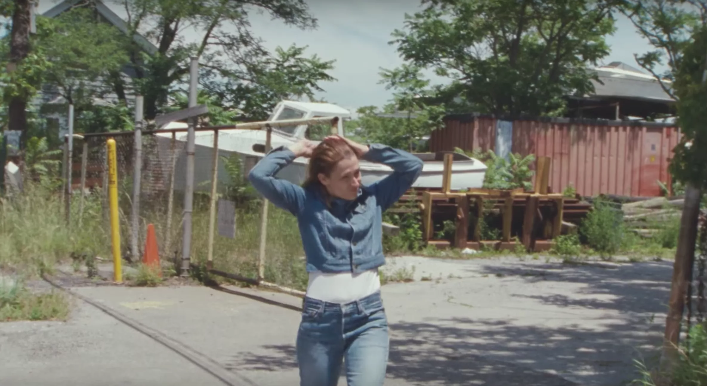 Alex Cameron teamer opp med «GIRLS»-stjerne og Angel Olsen