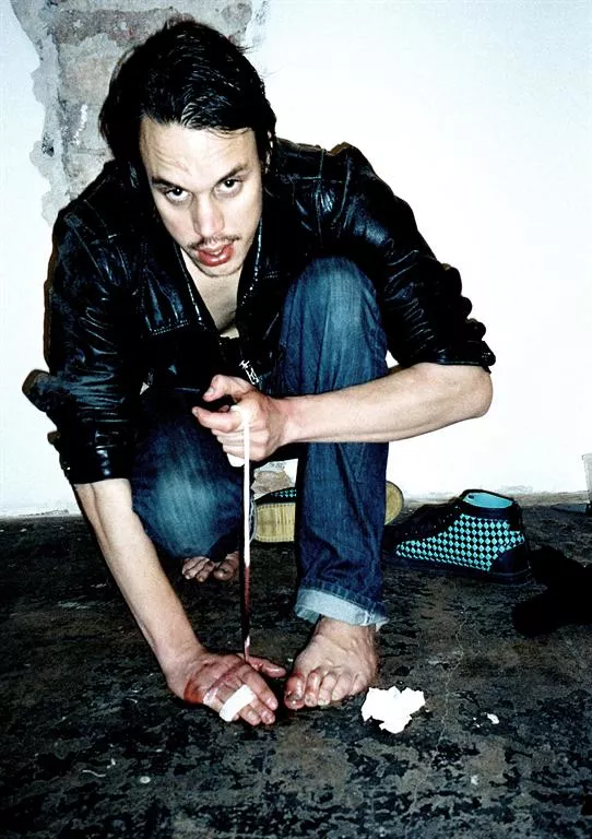 Känd artist misstänkt för misshandel