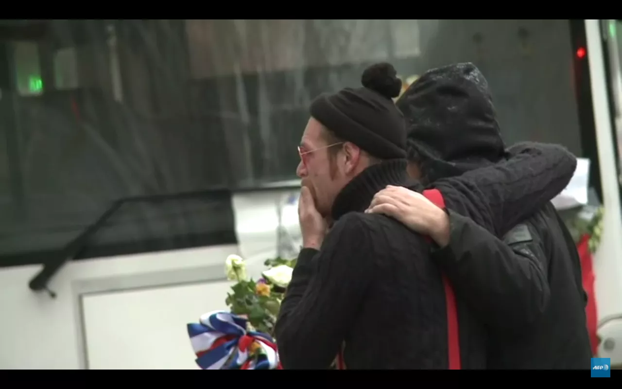 Se Eagles Of Death Metal återvända till Bataclan
