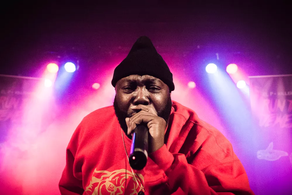 Se Run the Jewels blive angrebet på scenen