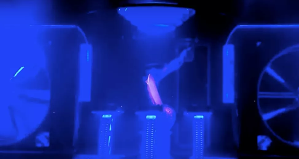 Här gör en robot-DJ premiär – men publiken är måttligt roade