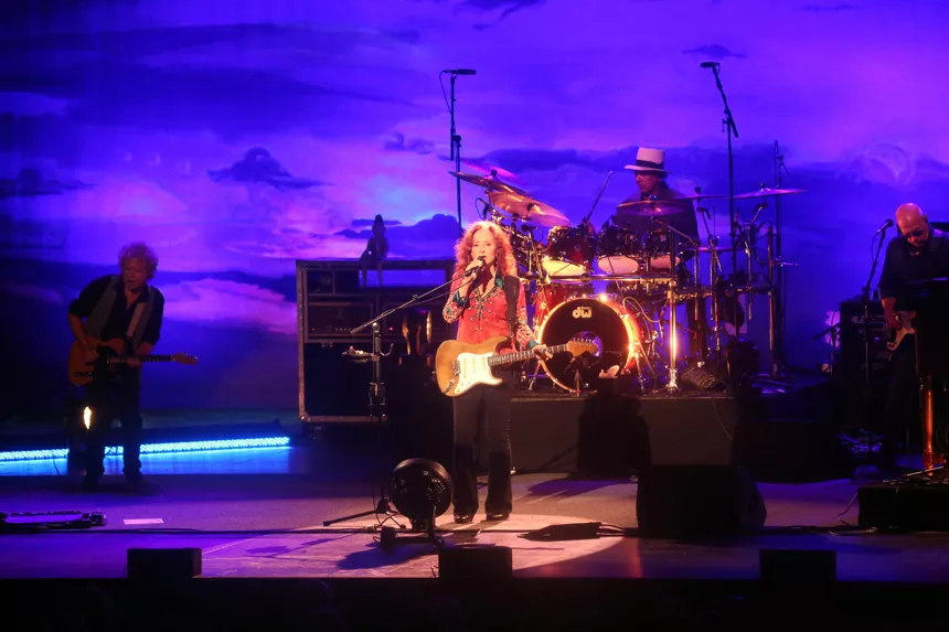 Dronningen af Americana sang engle og djævelen frem