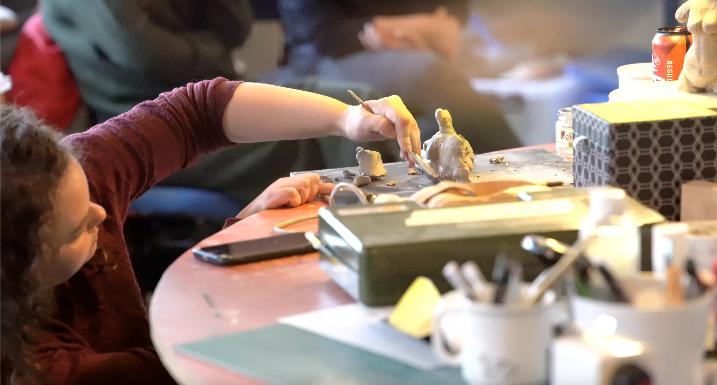 SOLO-koncerten med Nøx bliver afholdt i hjørnet af kunstlokalet, hvor de unge arbejder på forskellige værker. Foto: Frederik Rixen