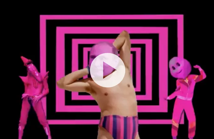 Se halvnøgen Putin ryste røven i The Great Dictators-video