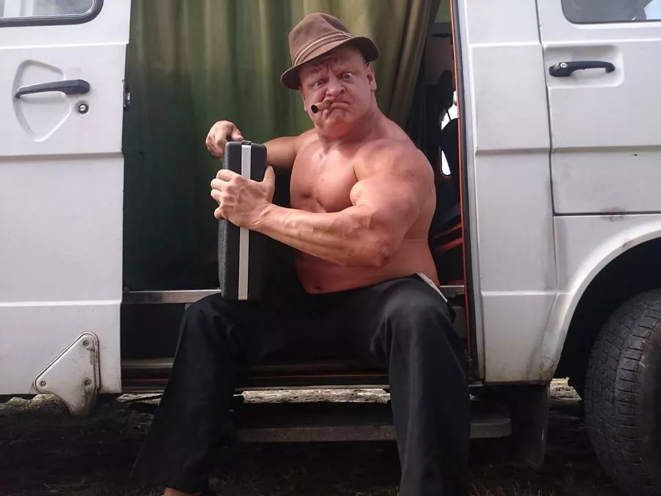 Berlinsk elektropunker, bodybuilder og Olsen Banden-fan giver koncert i Aarhus