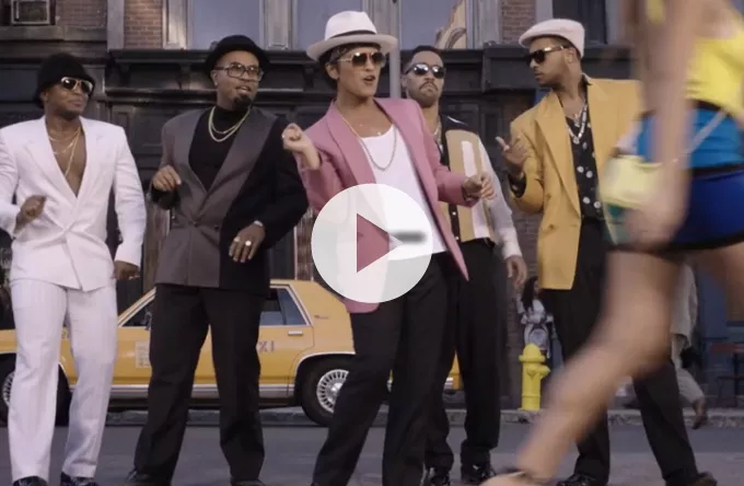 Se Bruno Mars og Mark Ronson flirte i ny retro-video