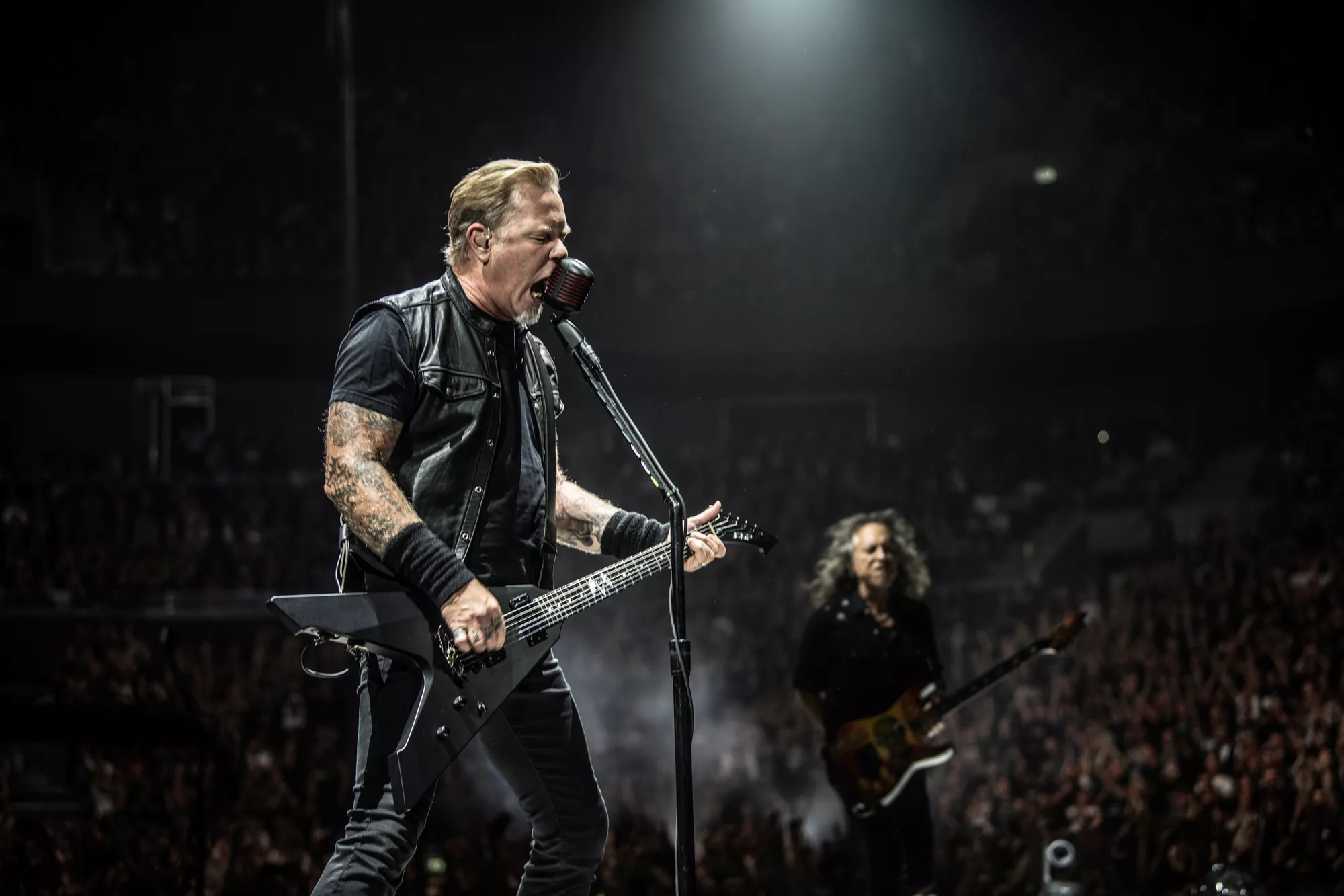 VIDEO: Se James Hetfield falle gjennom scenegulvet under Metallica-konsert