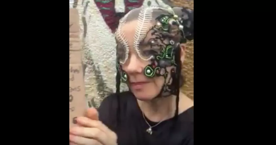 Björk ber världen om hjälp