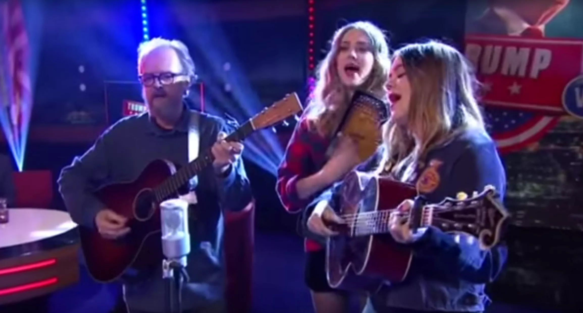 Se First Aid Kit och pappa Benkt framföra en ljuv version av This Land Is Your Land