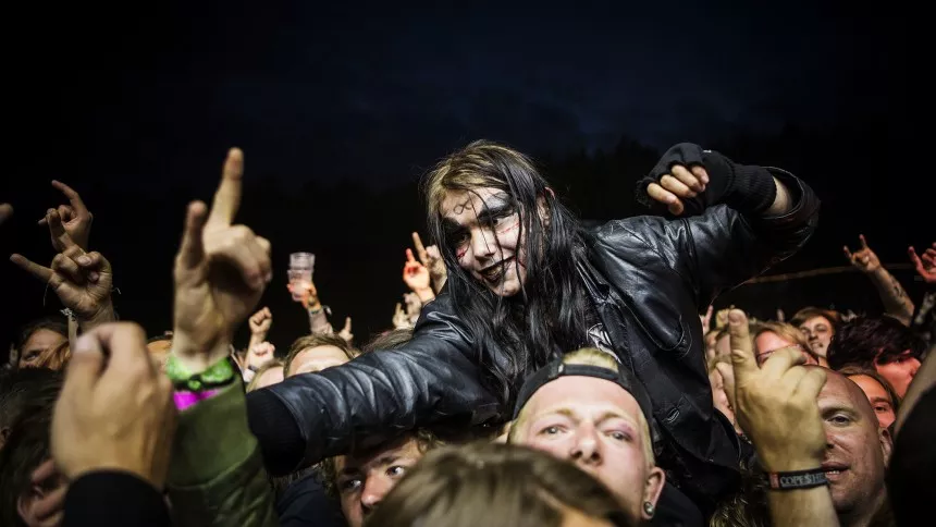 Metalfestival i satan och feminismens tecken 