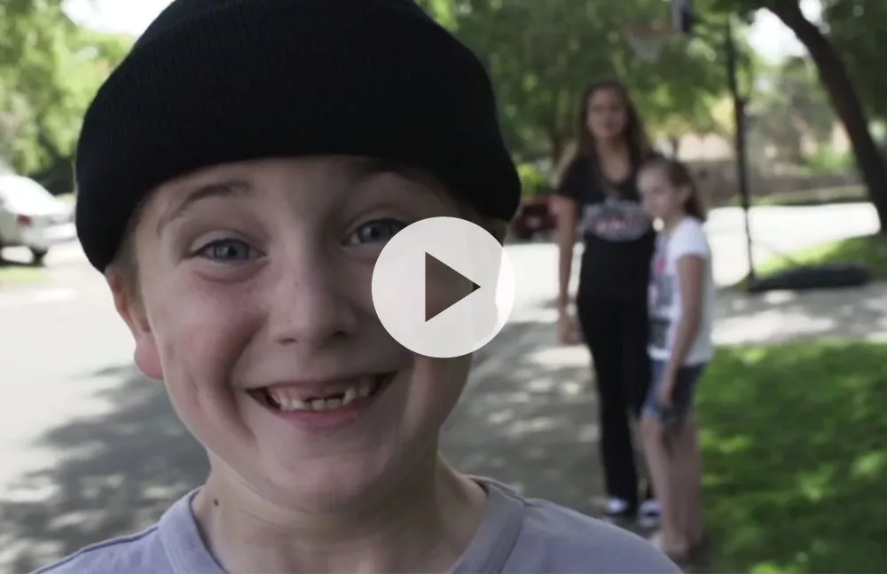 Se bøllefrø daske jente og knabbe hjul