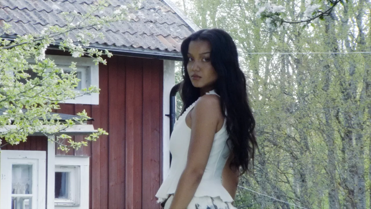 Efter framgångar som låtskrivare åt bland andra Zara Larsson och Blackpink är Zikai tillbaka med egen musik.