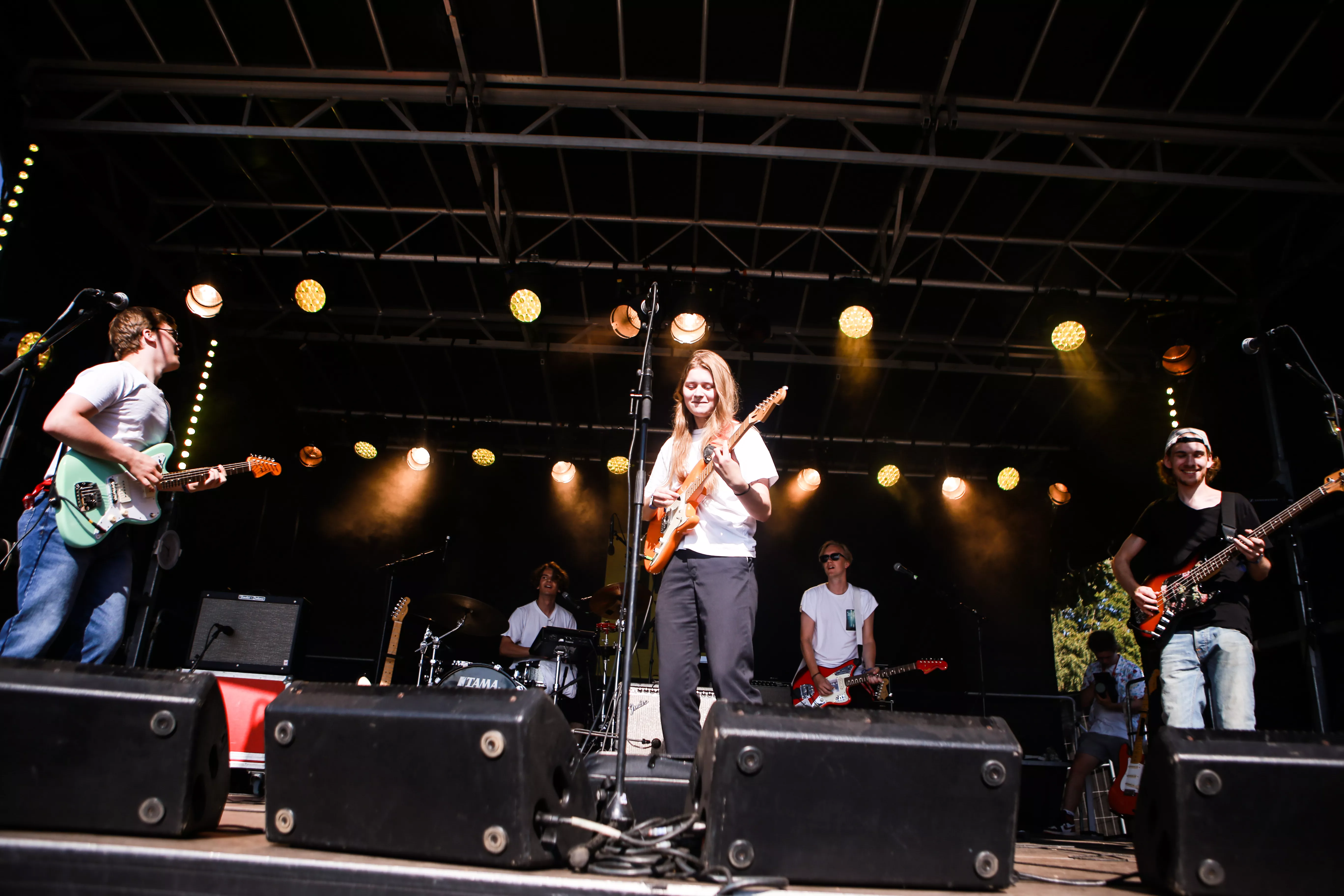 Spiller på både gitar og sjarm