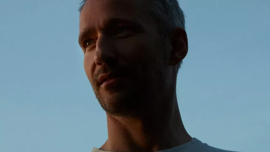 Modent, minimalistisk nyt fra troubadouren